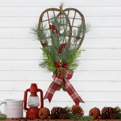 Wall & Door Decorations*Northlight 20" Red And Green Cedar And Berries Twig Snowshoes Christmas Wall Decor