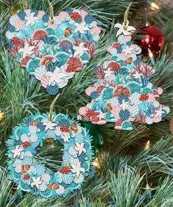 Designocracy Hearts>Set Of 3 Coastal Heart Christmas Tree And Wreath Wooden Ornaments 5.5"